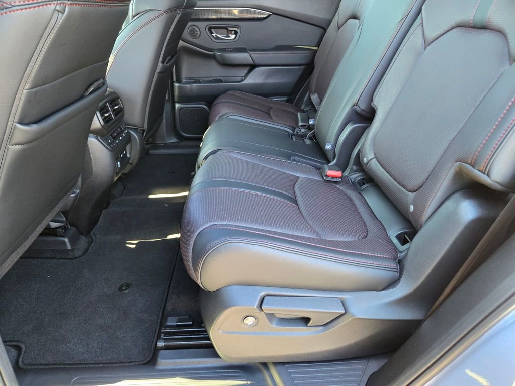 Used 2025 Honda Pilot Black Edition image 14