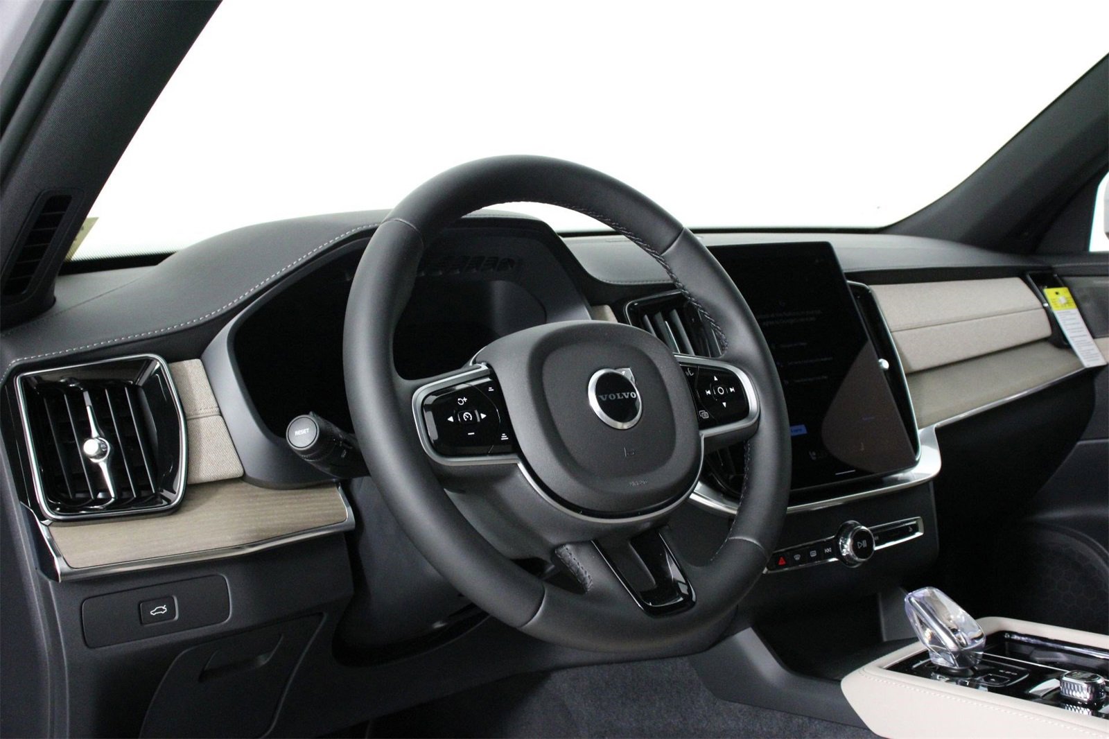New 2026 Volvo XC90 B6 Plus w/ Protection Package Premier image 8