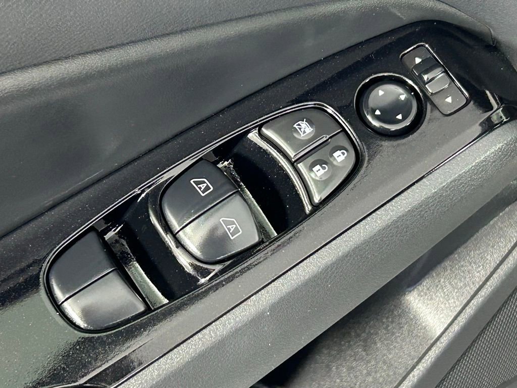 Used 2025 Nissan Altima 2.5 SL FWD image 32