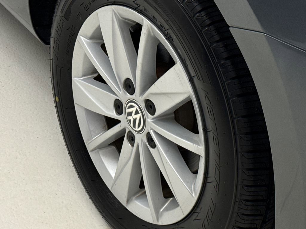 Used 2016 Volkswagen Golf S image 10