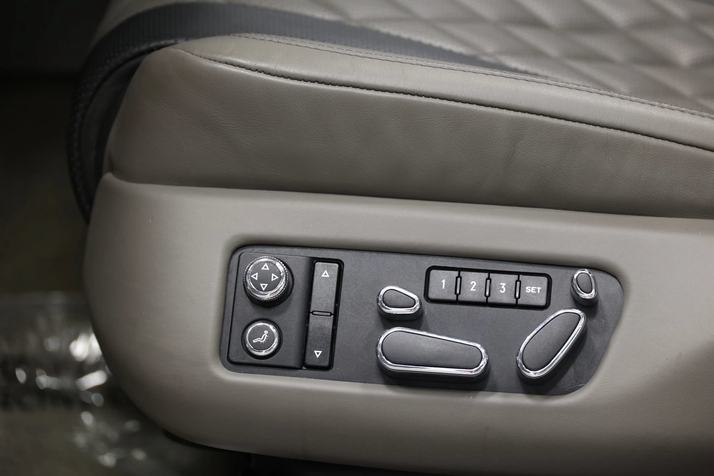 Used 2018 Bentley Flying Spur S W12 AWD/4WD image 16