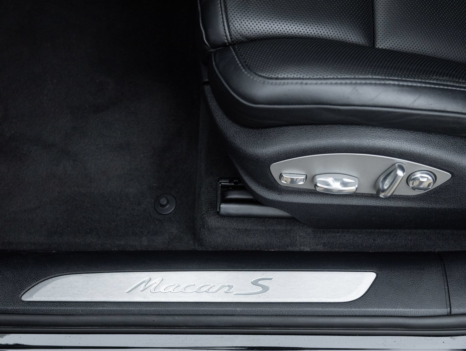 Certified 2021 Porsche Macan S AWD/4WD image 21