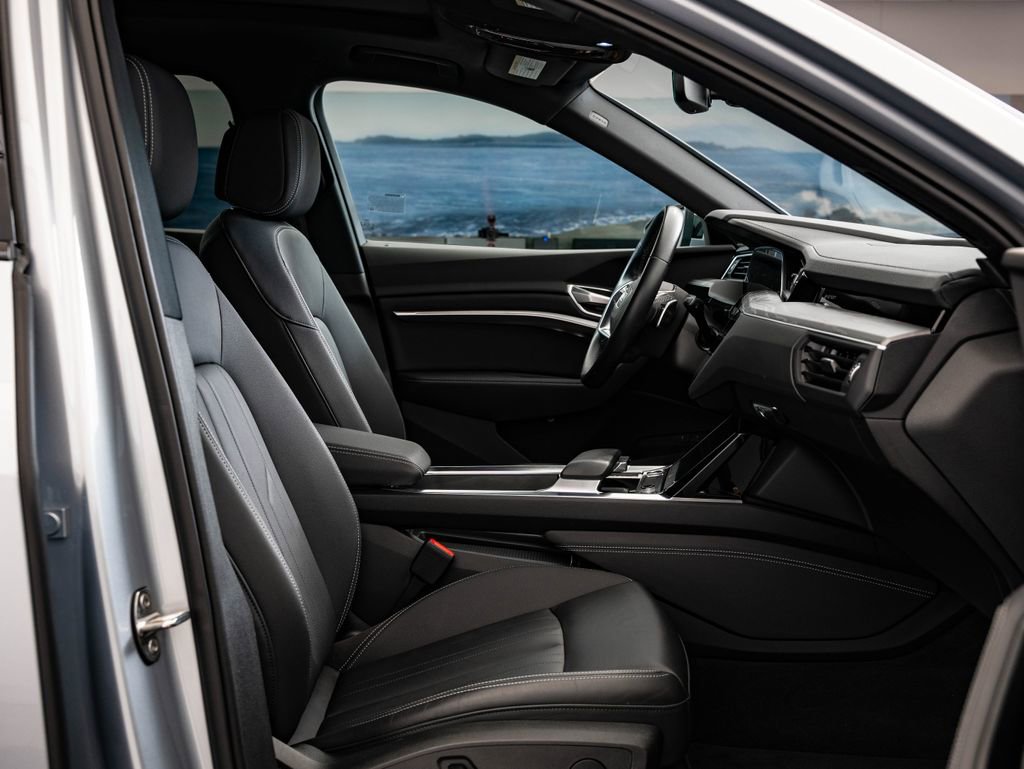 Used 2022 Audi e-tron Premium w/ Convenience Plus Package image 25