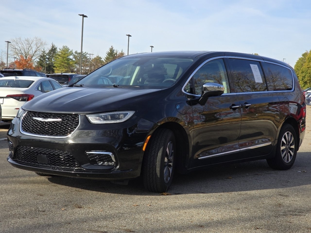 Used 2022 Chrysler Pacifica Limited w/ Uconnect Theater Family Group image 18