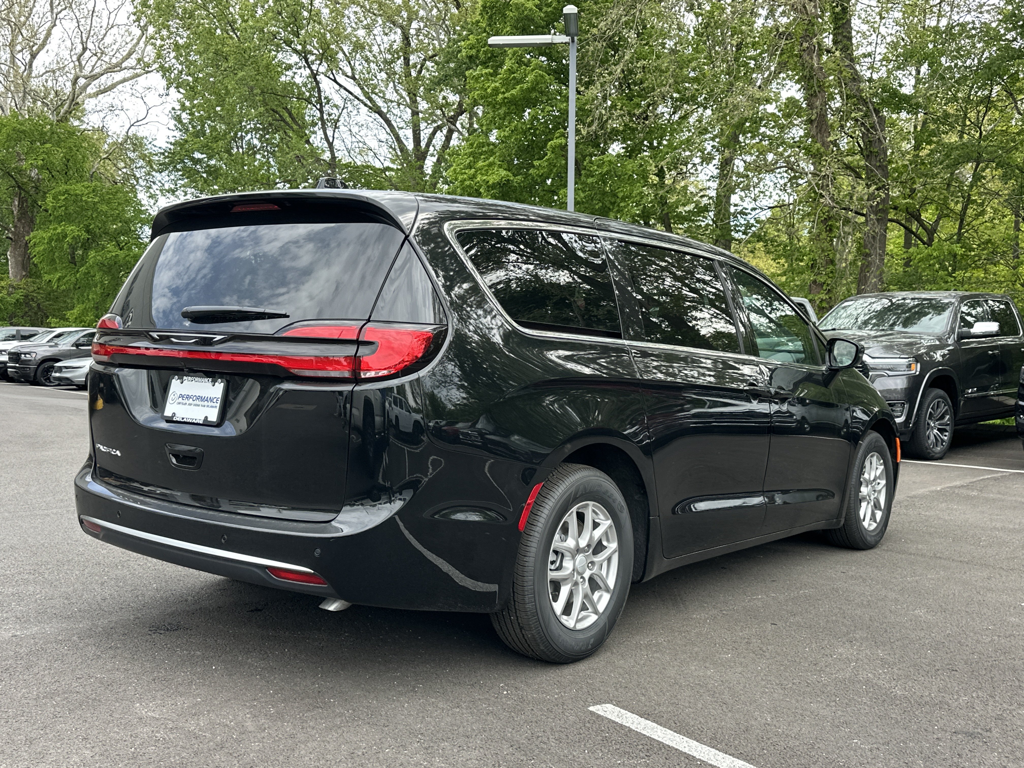 New 2027 Chrysler Pacifica Select FWD image 14