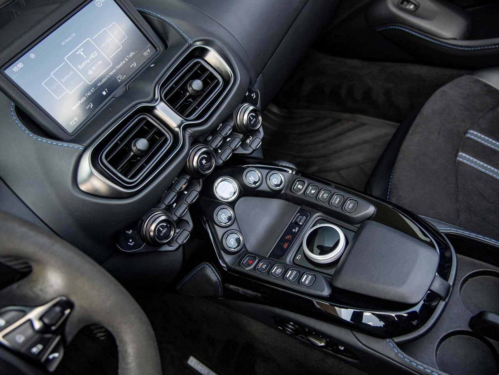 Used 2022 Aston Martin V8 Vantage Roadster RWD image 32