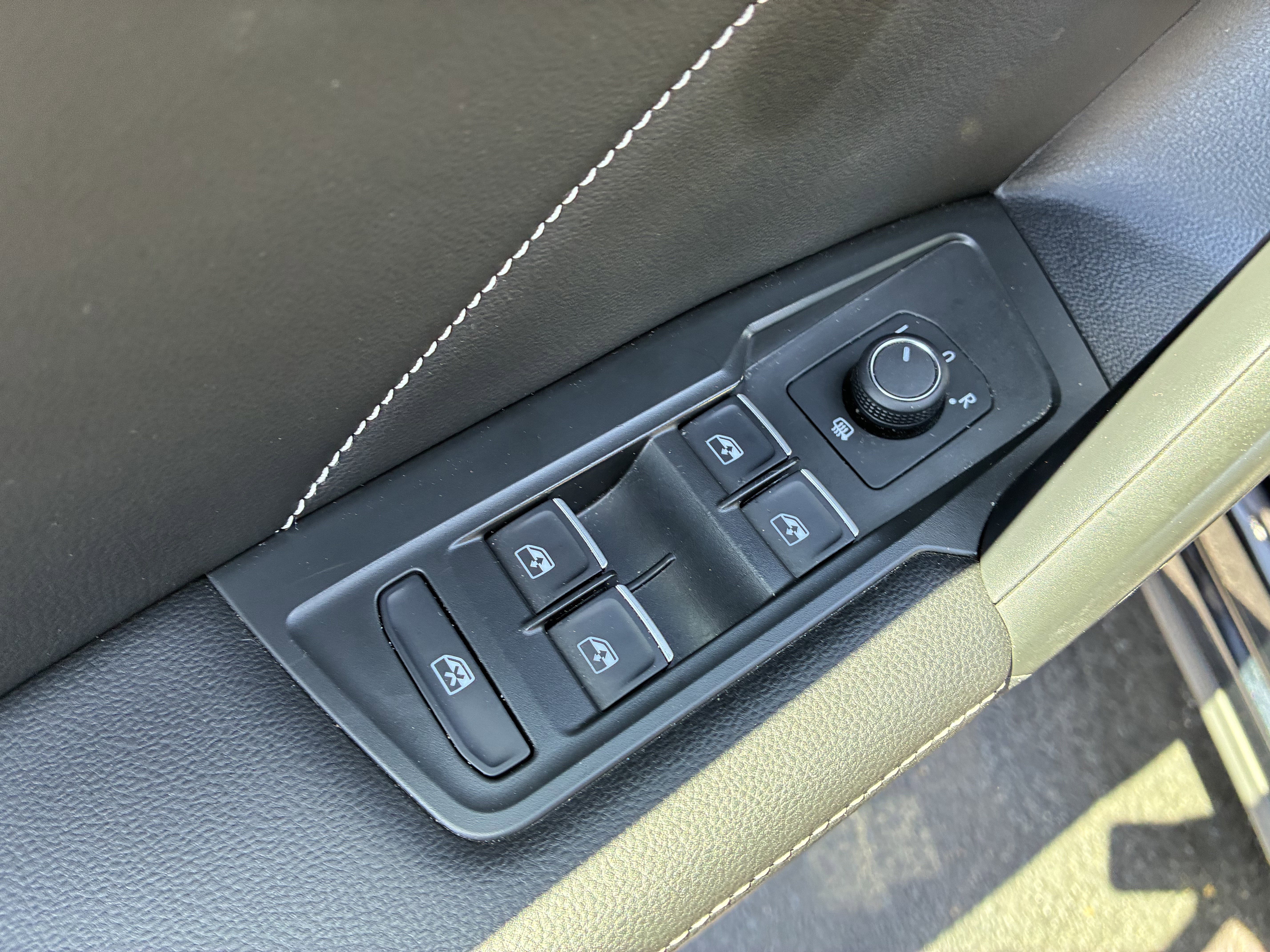 Used 2024 Volkswagen Tiguan SE FWD image 24