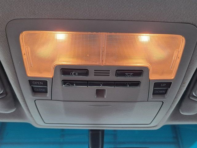 Used 2012 Toyota Camry SE w/ Leather Pkg image 19