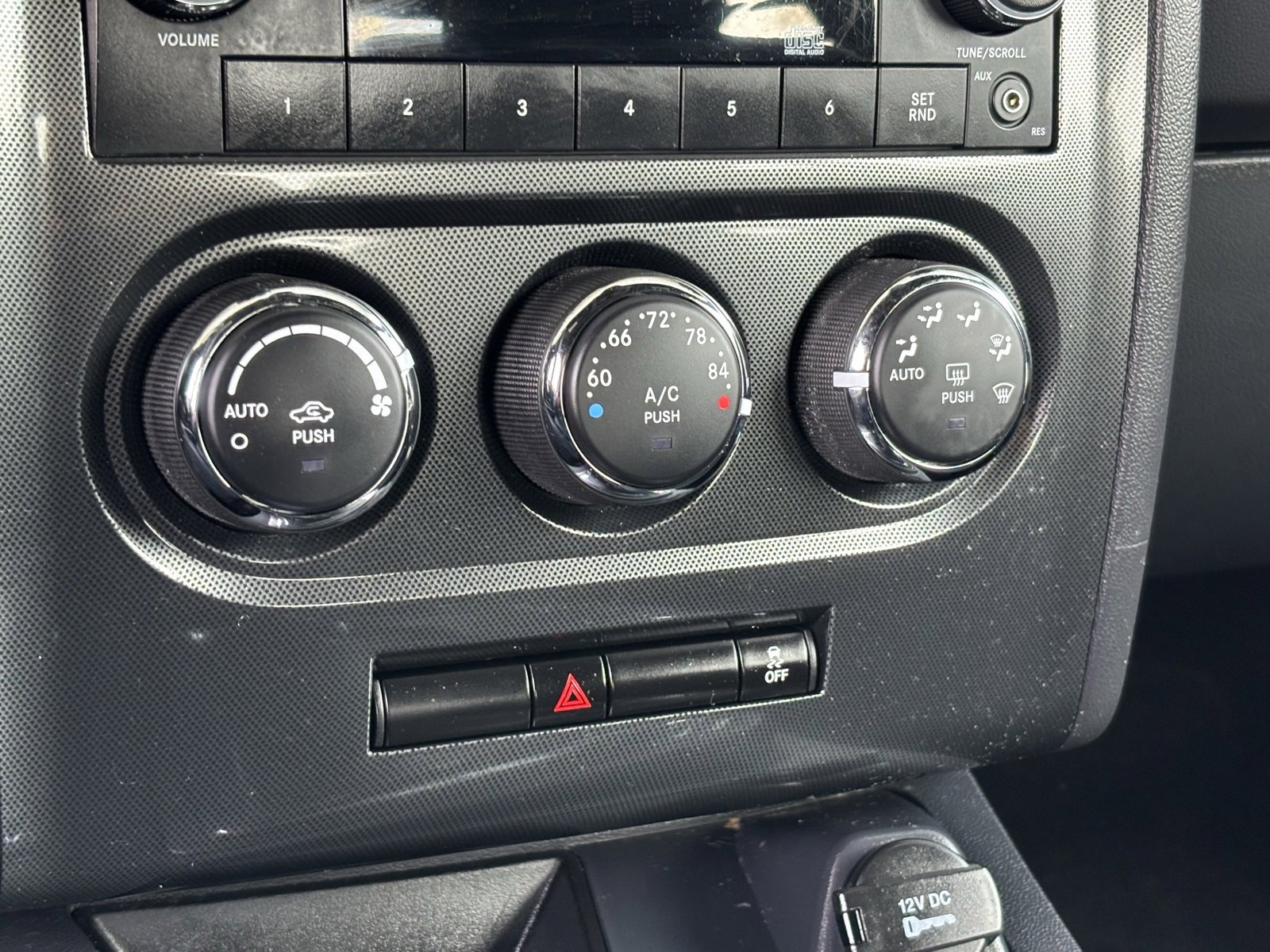 Used 2012 Dodge Challenger SXT image 6