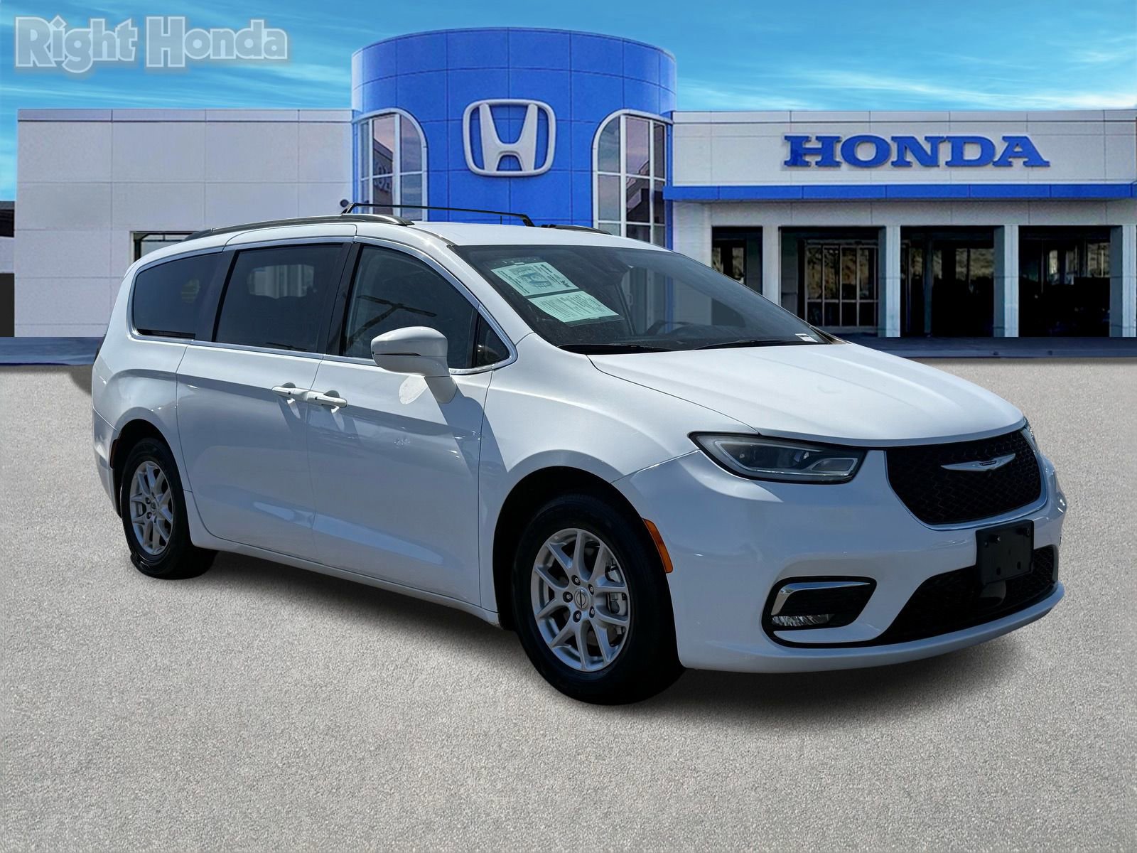Used 2022 Chrysler Pacifica Touring-L image 10