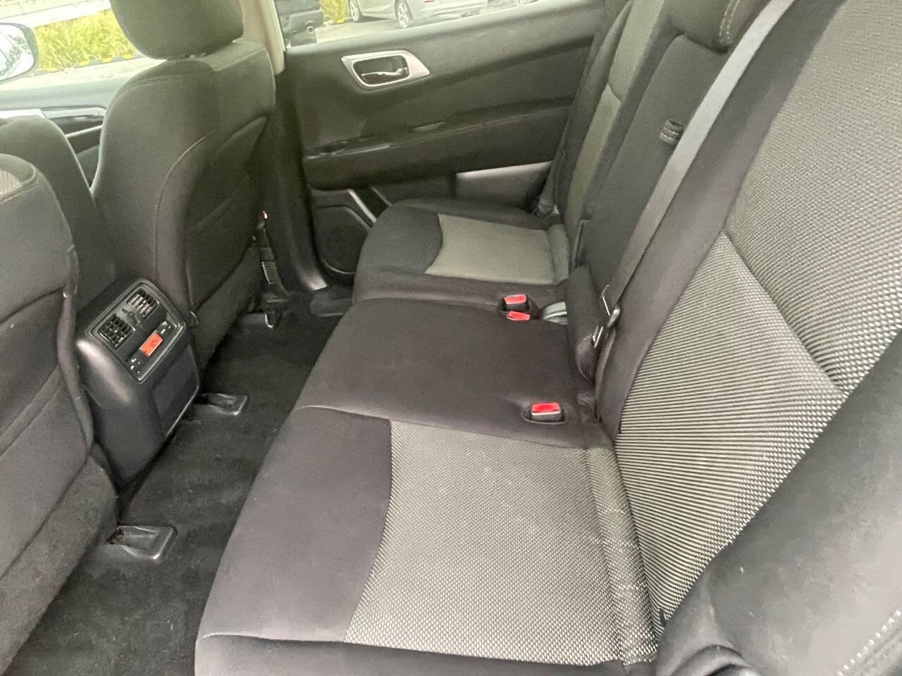 Used 2017 Nissan Pathfinder SV image 10