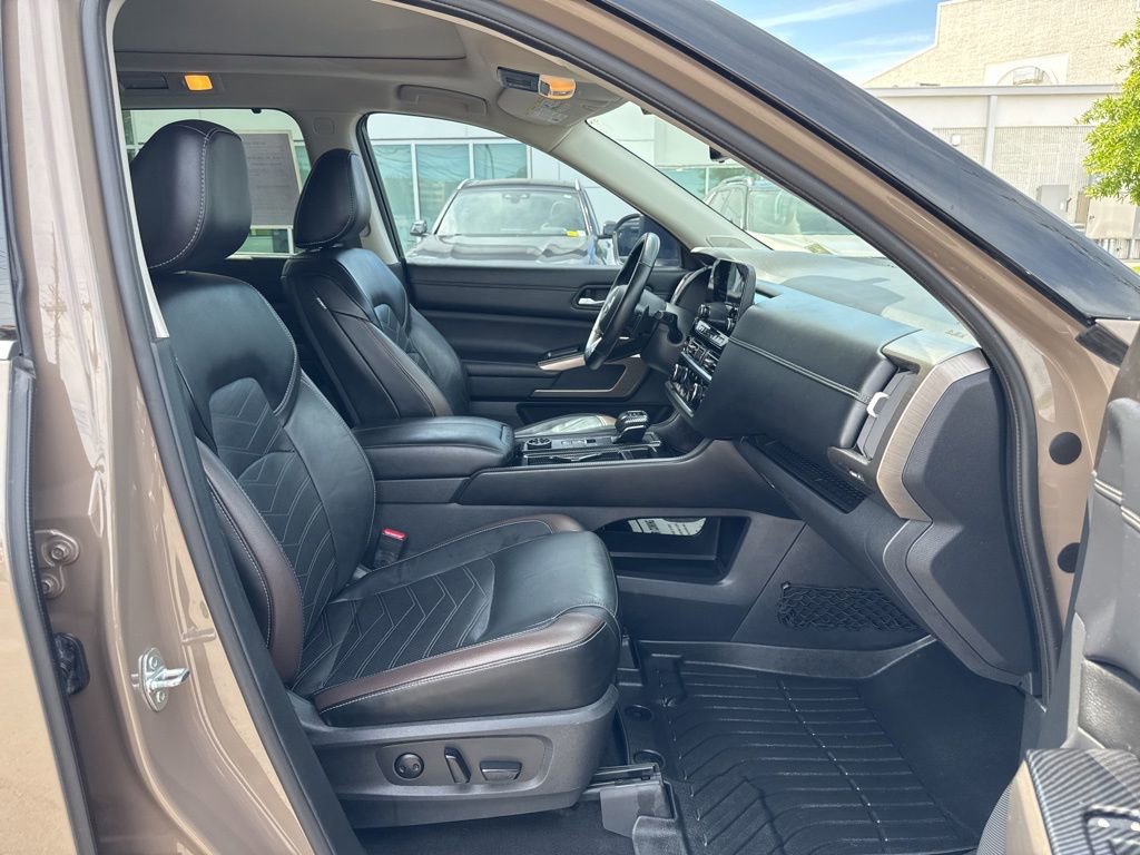 Used 2023 Nissan Pathfinder Platinum AWD/4WD image 16