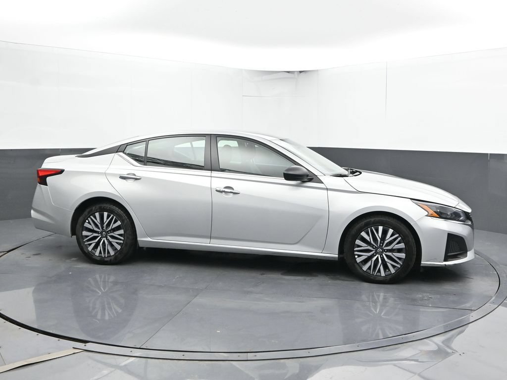 Used 2024 Nissan Altima 2.5 SV FWD image 4
