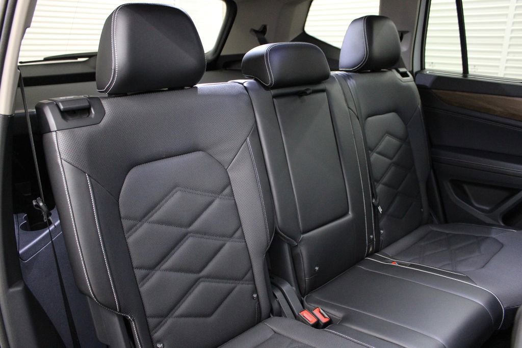 Used 2024 Volkswagen Atlas SE w/ Black Wheel Package FWD image 26