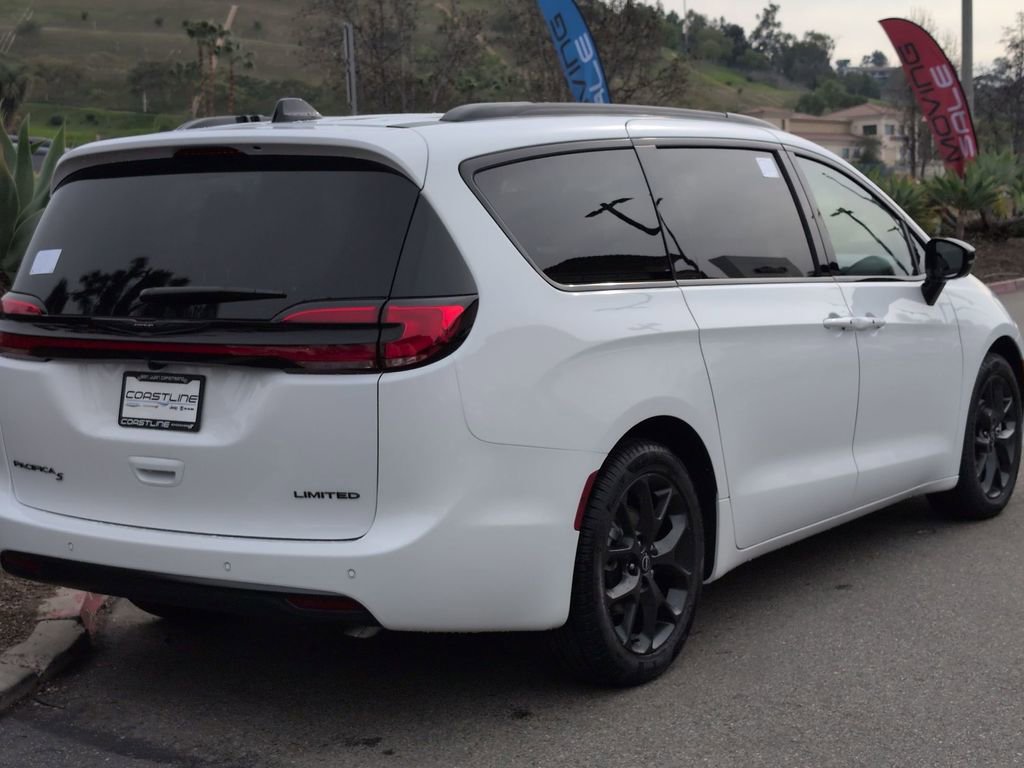 New 2026 Chrysler Pacifica Limited w/ Uconnect Theater Family Group image 5