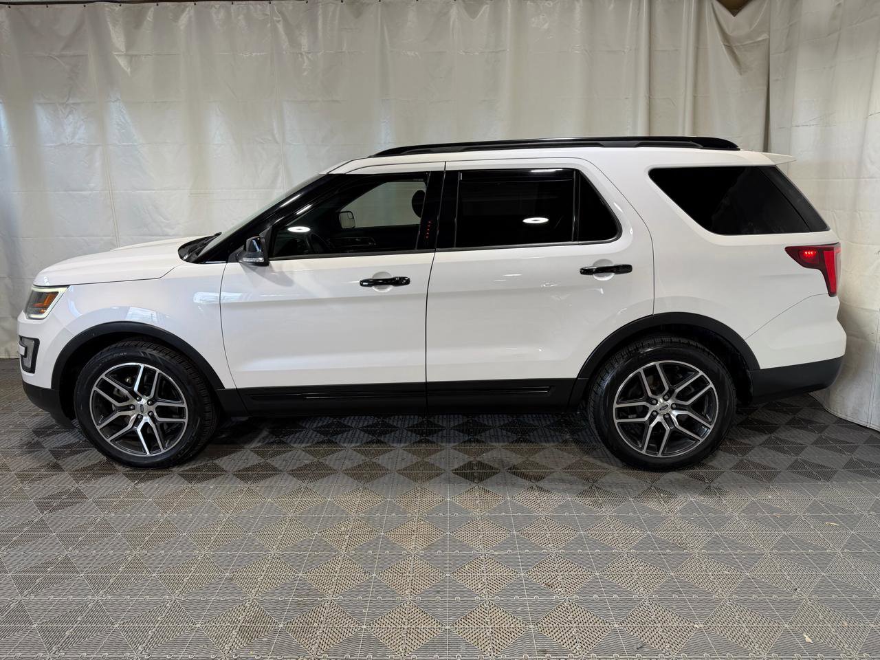 Used 2017 Ford Explorer Sport AWD/4WD image 5