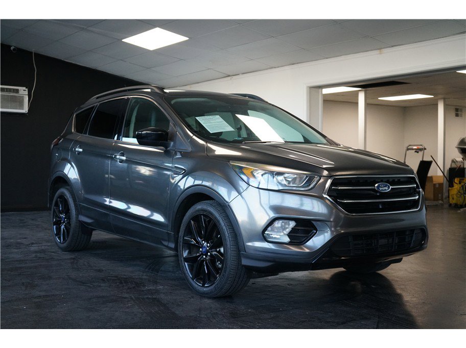 Used 2017 Ford Escape SE w/ Equipment Group 201A image 1