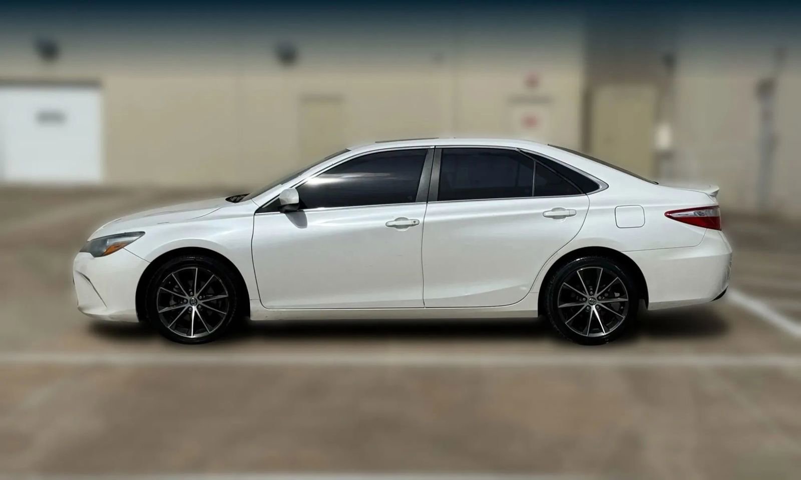 Used 2015 Toyota Camry XSE w/ Moonroof Package FWD image 5