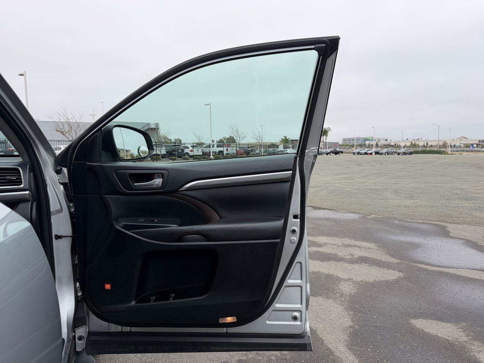 Used 2017 Toyota Highlander Limited Platinum image 15