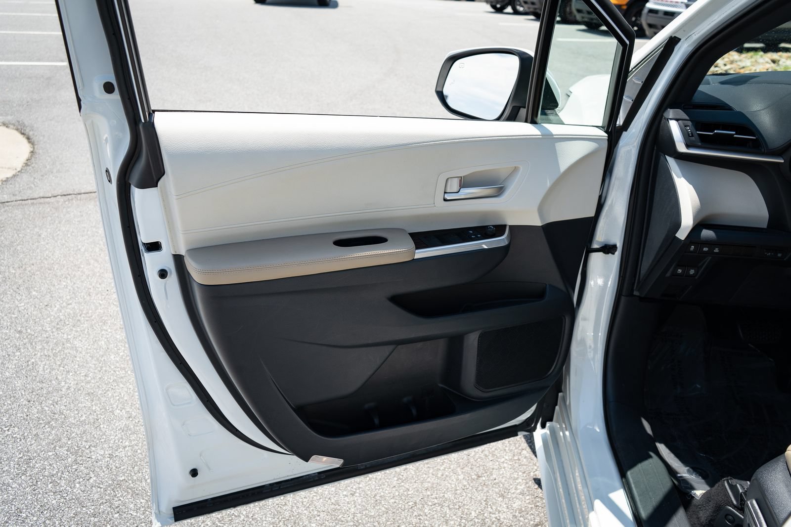 Used 2021 Toyota Sienna XLE w/ XLE Plus Package AWD/4WD image 17