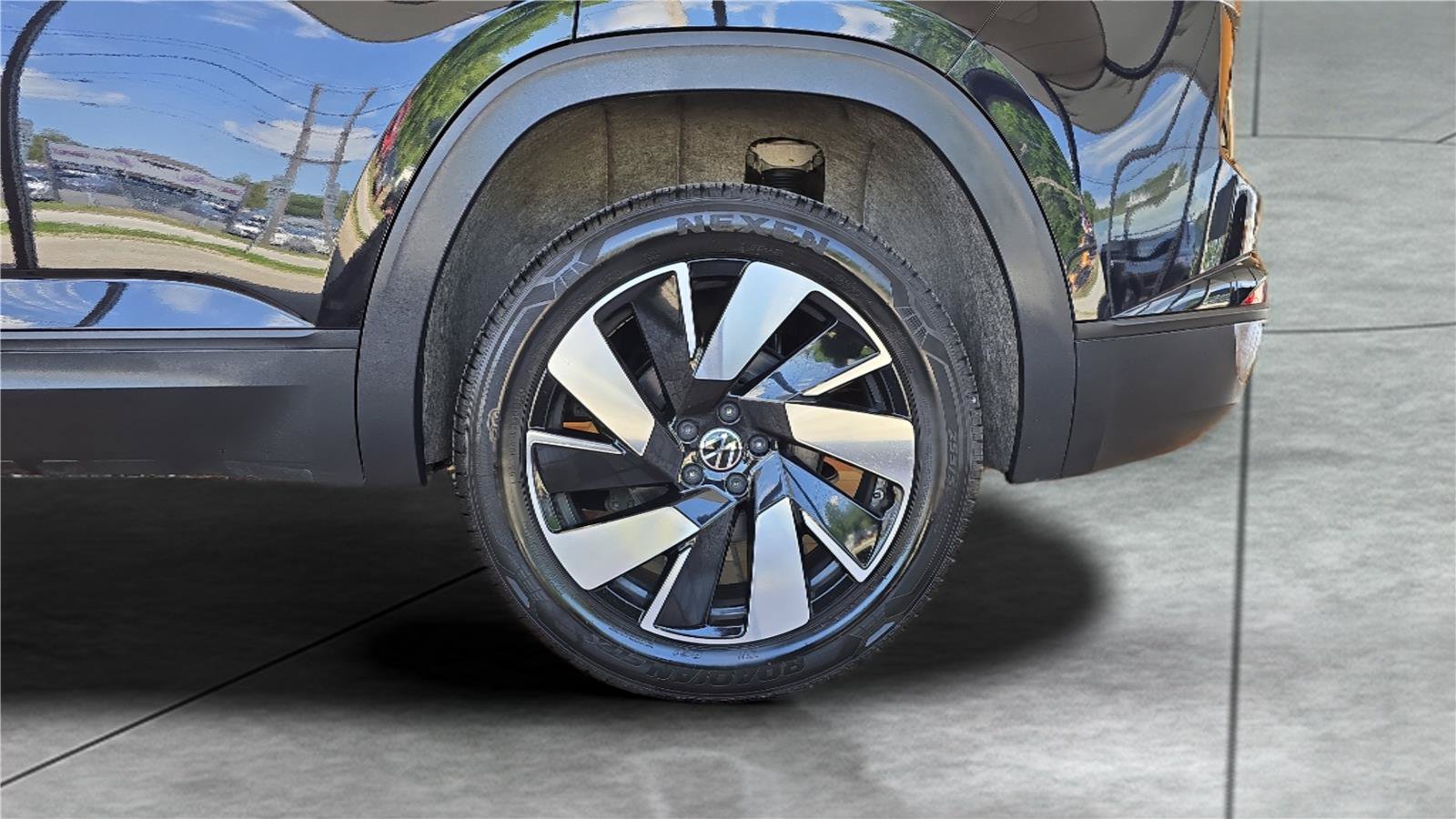 Used 2024 Volkswagen Atlas Cross Sport SE AWD/4WD image 29