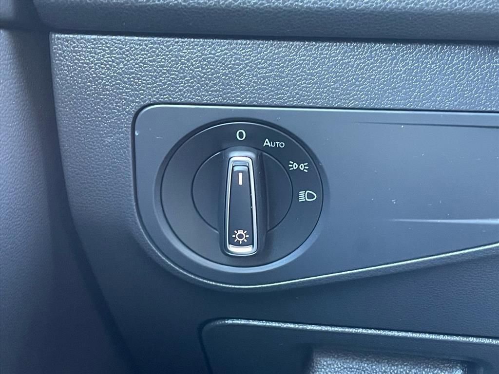 Used 2020 Volkswagen Tiguan SE w/ Panoramic Sunroof Package image 18