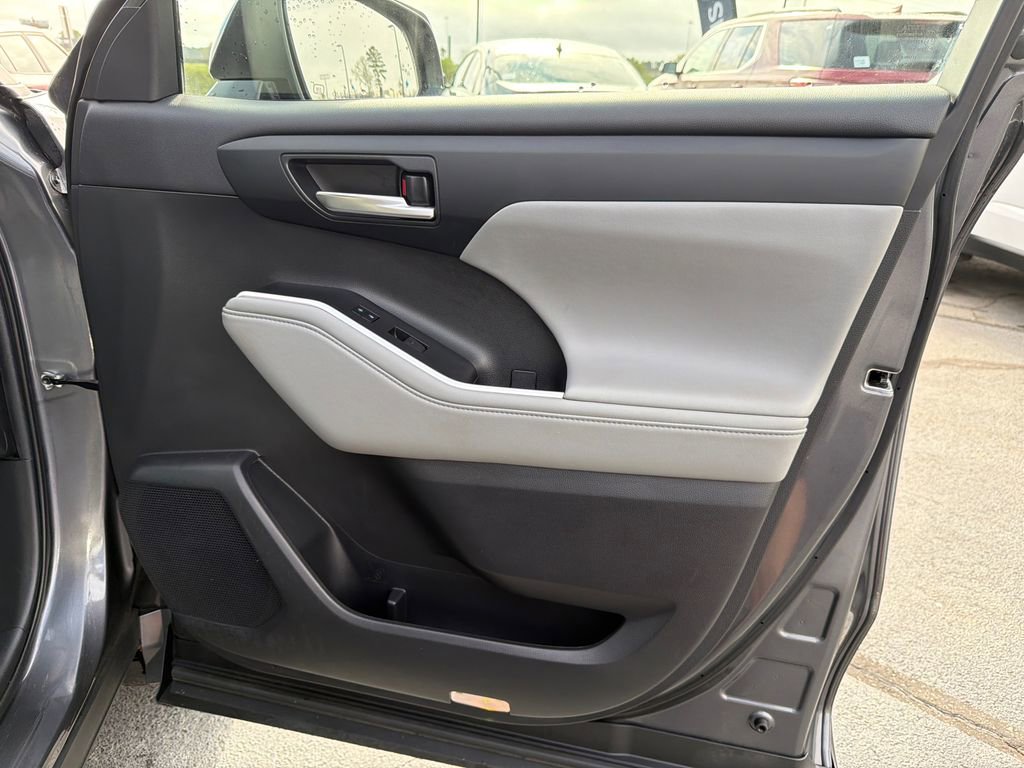 Used 2023 Toyota Highlander XLE image 14