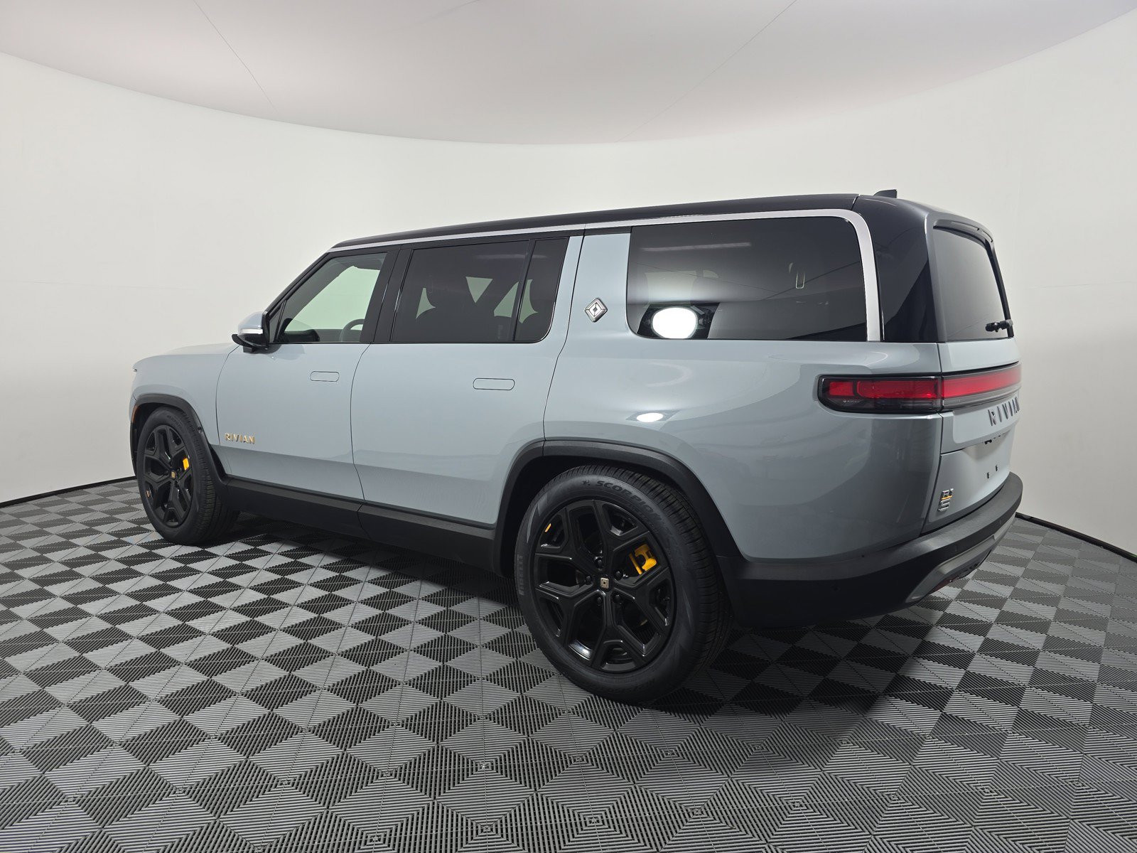 Used 2024 Rivian R1S Adventure AWD/4WD image 3