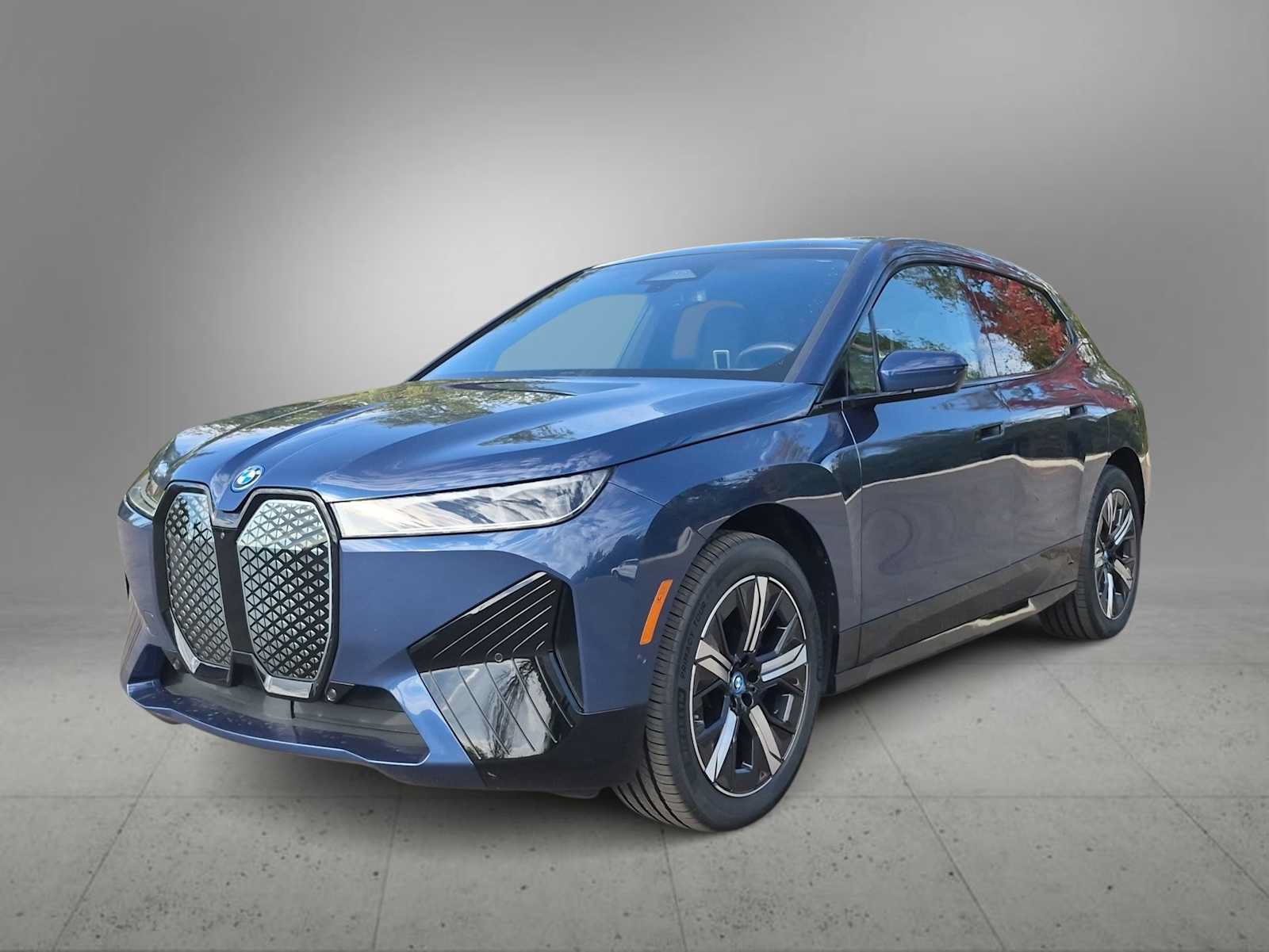 Used 2024 BMW iX xDrive50 w/ Premium Package AWD/4WD image 4
