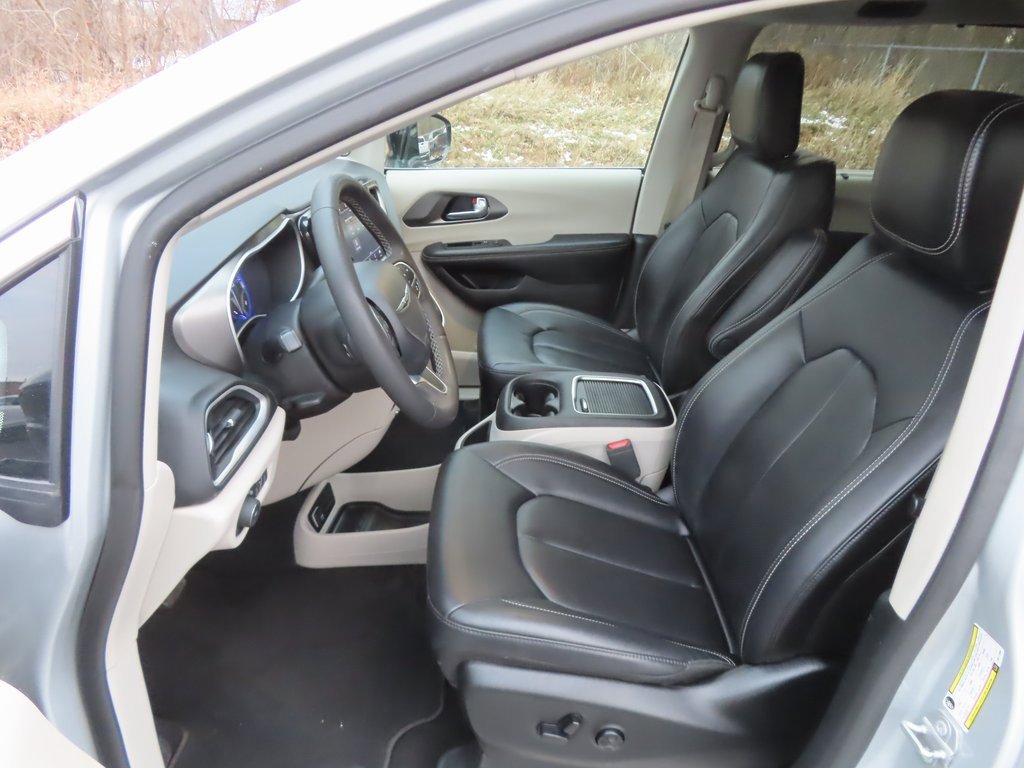 Certified 2024 Chrysler Pacifica Touring-L image 18