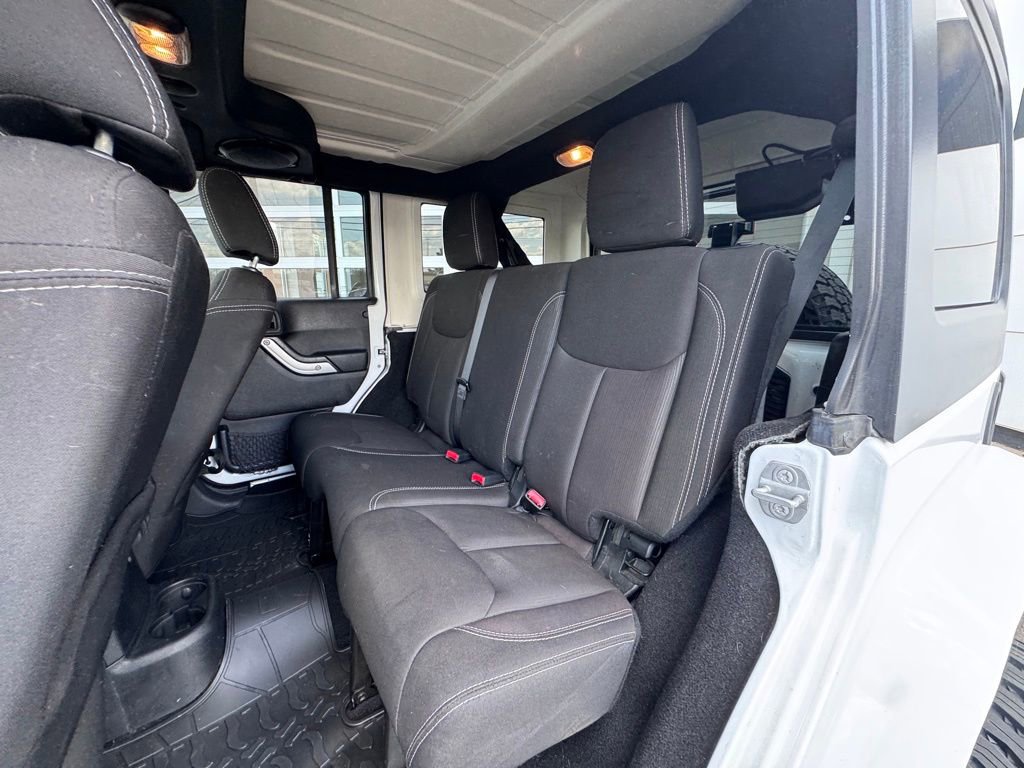 Used 2014 Jeep Wrangler Unlimited Sahara w/ Connectivity Group AWD/4WD image 21