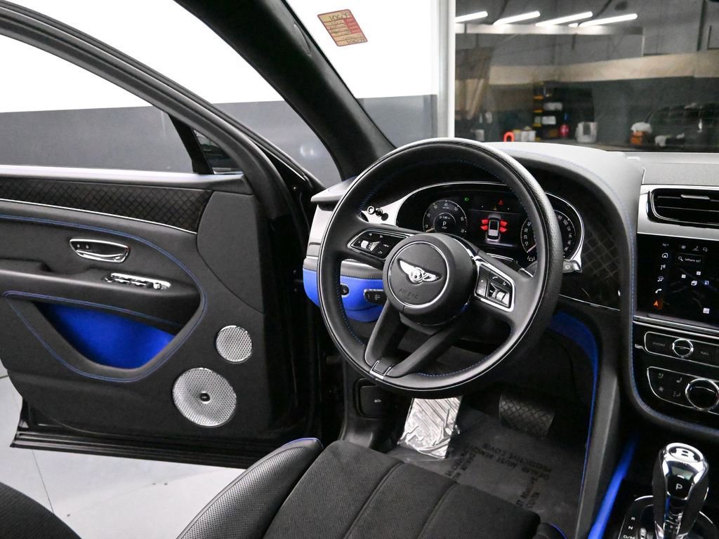 Used 2025 Bentley Bentayga AWD/4WD image 39