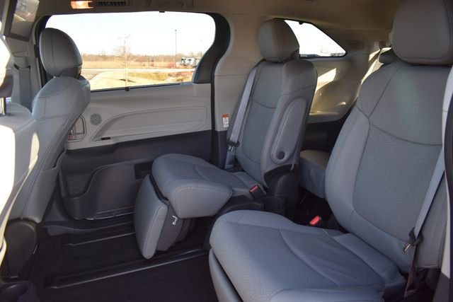 Used 2023 Toyota Sienna Limited image 22