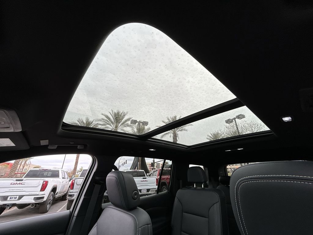 Used 2025 Chevrolet Traverse LT w/ Sun and Wheel Package image 19