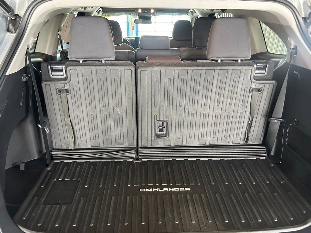 Used 2023 Toyota Highlander LE image 12