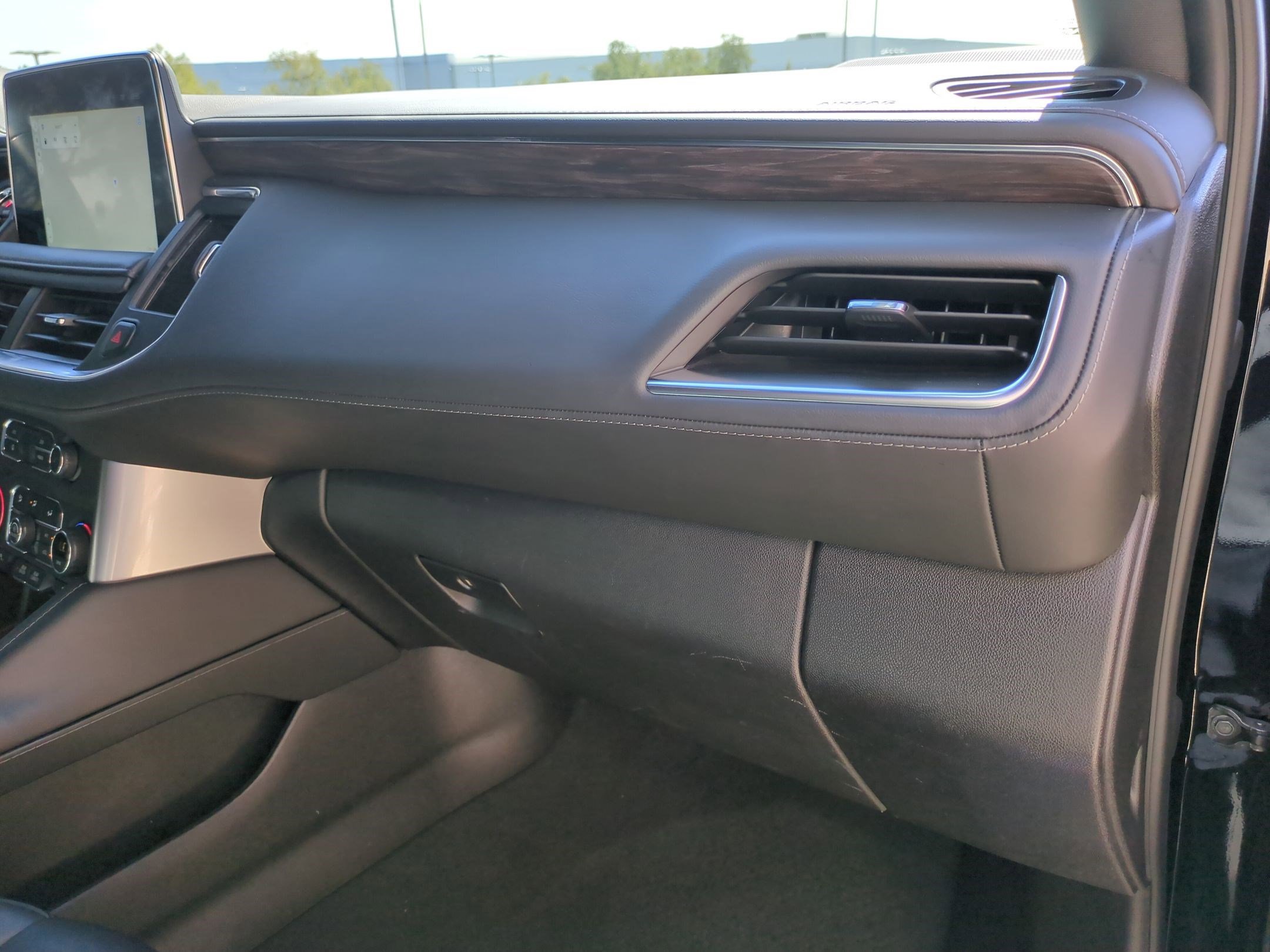 Used 2024 Chevrolet Suburban LT image 30