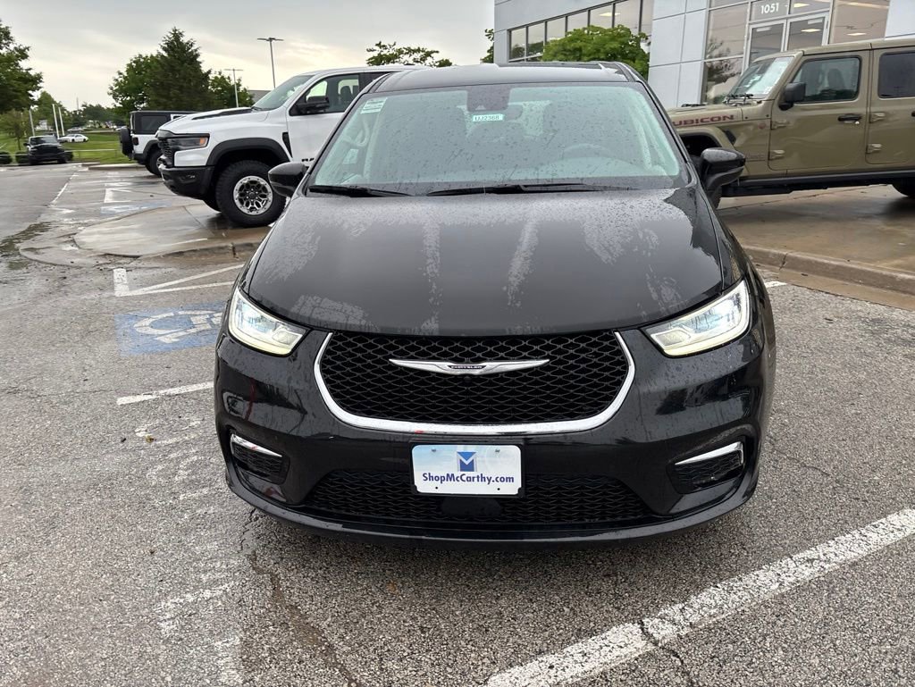 Used 2023 Chrysler Pacifica Touring-L FWD image 9