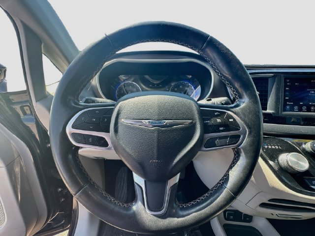 Used 2019 Chrysler Pacifica Touring-L FWD image 14