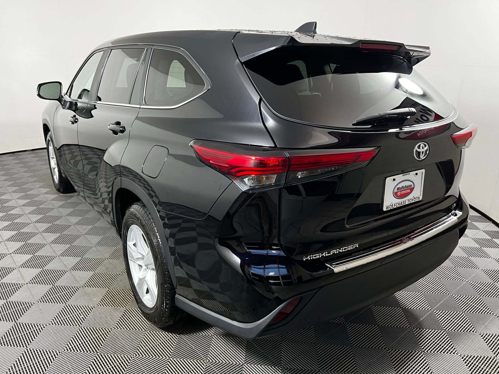 Certified 2023 Toyota Highlander LE image 7