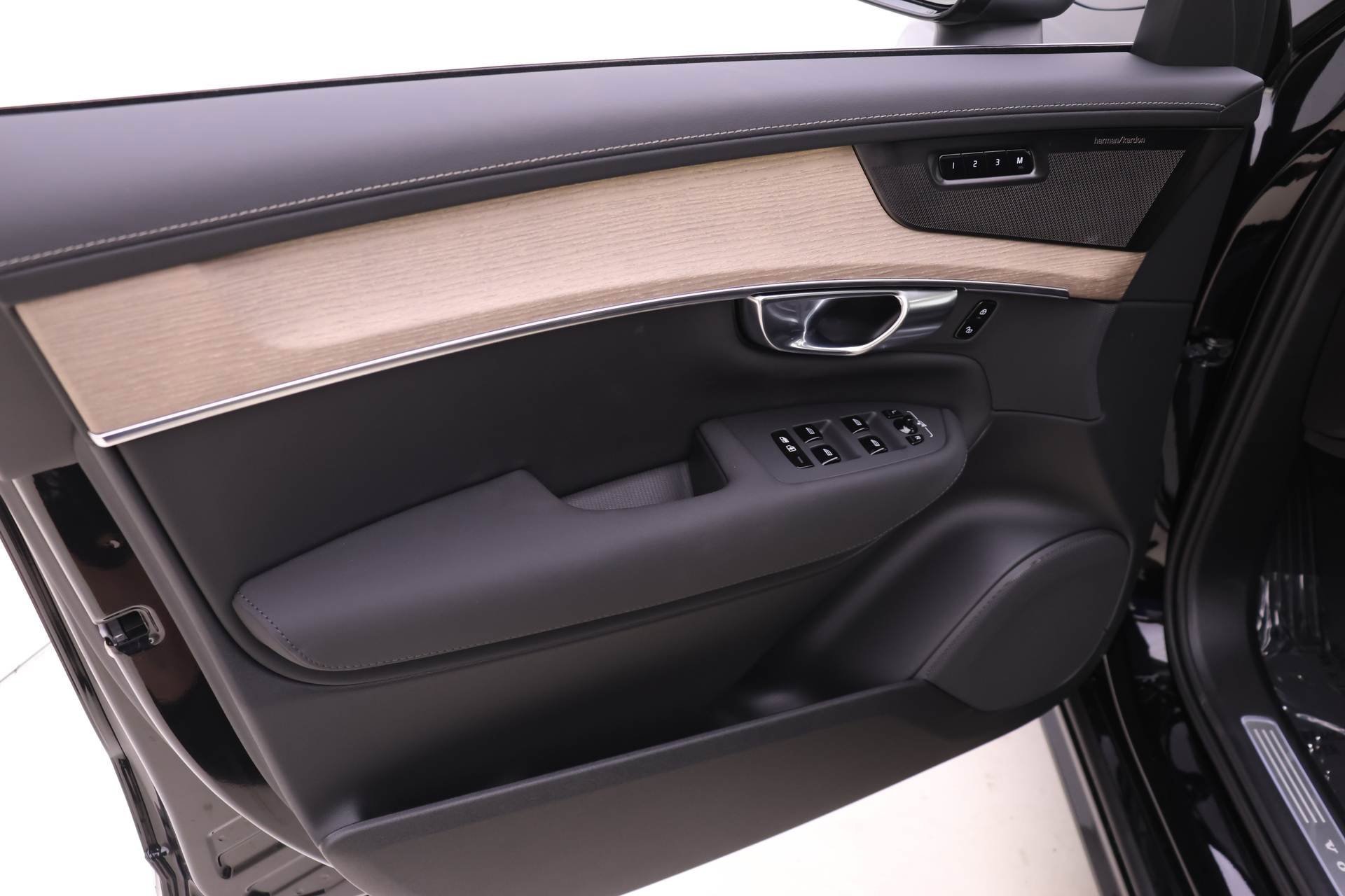 New 2026 Volvo XC90 B6 Plus w/ Protection Package Premier image 14