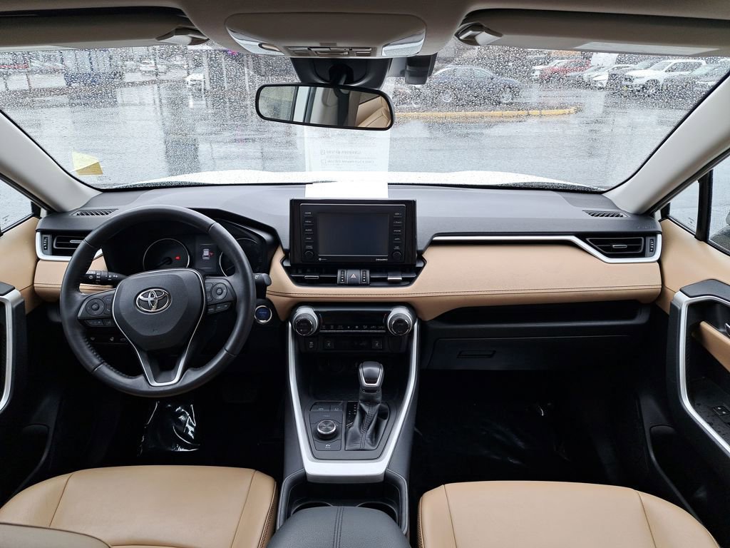Used 2021 Toyota RAV4 XLE Premium image 18