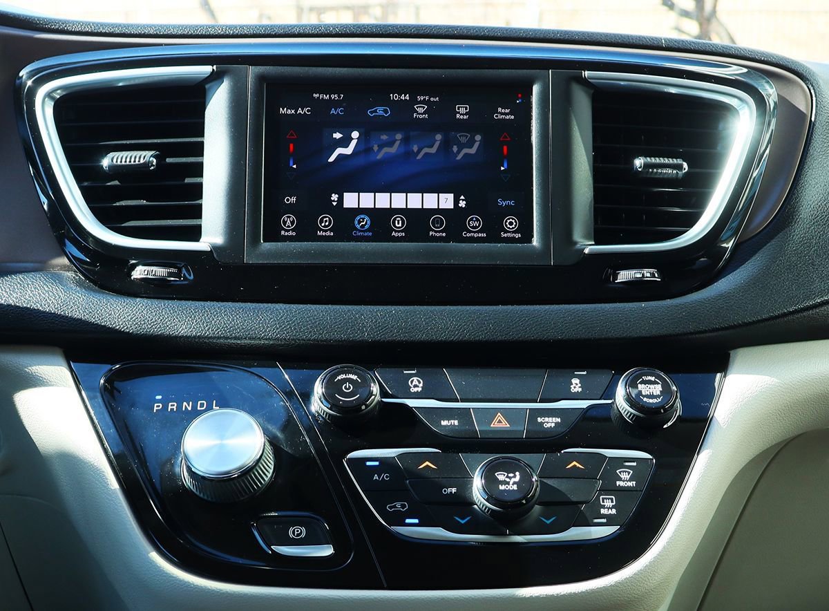 Used 2020 Chrysler Voyager L FWD image 44