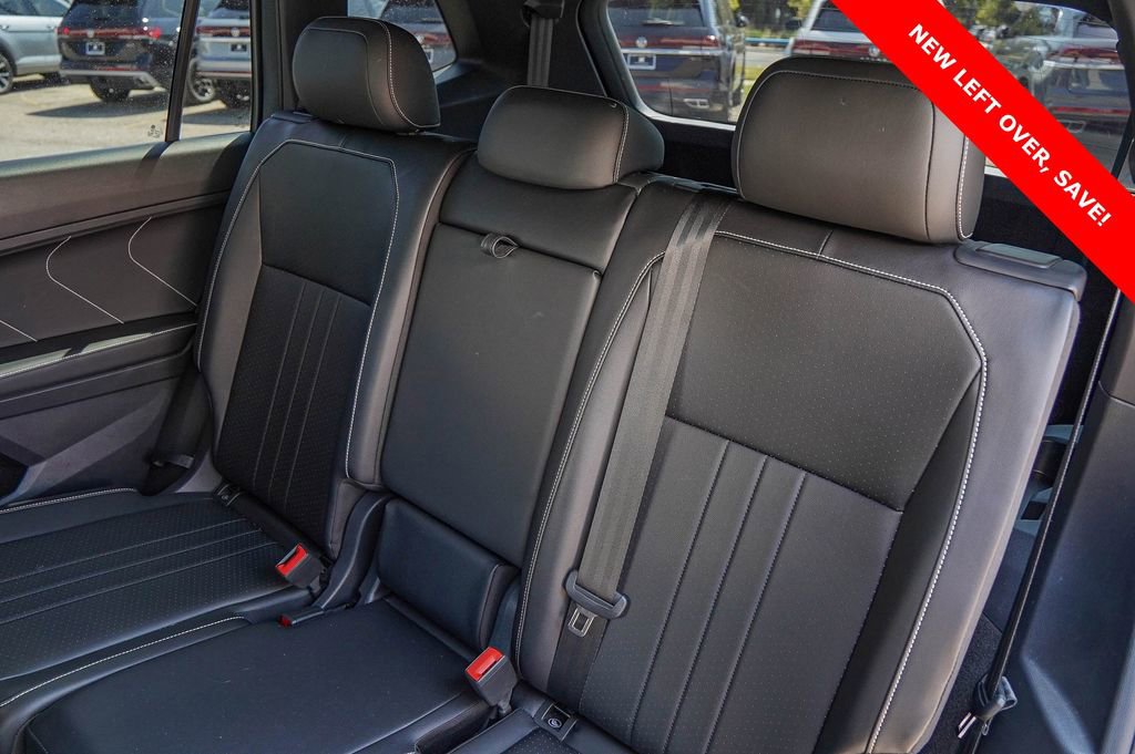 Used 2024 Volkswagen Tiguan SE R-Line image 32