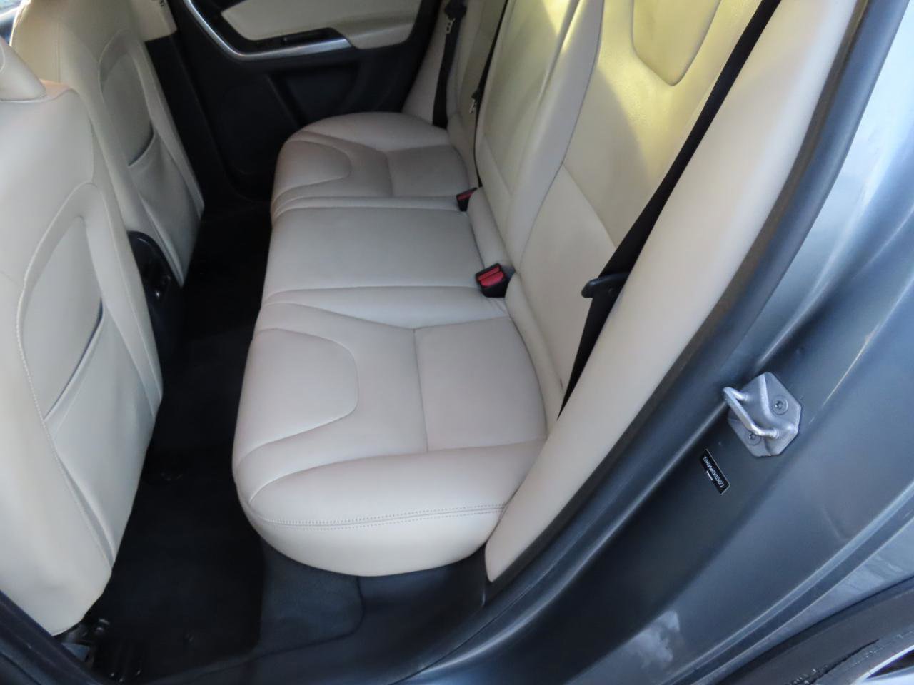 Used 2017 Volvo V60 T5 Cross Country w/ Climate Package image 11