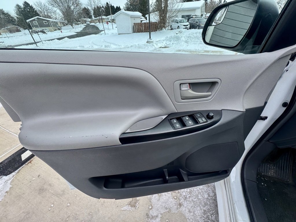 Used 2016 Toyota Sienna L image 21