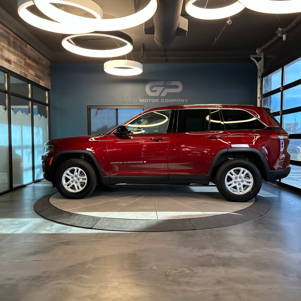 Used 2023 Jeep Grand Cherokee Laredo w/ Luxury Tech Group I AWD/4WD image 6
