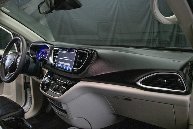 Used 2024 Chrysler Pacifica Touring-L FWD image 16
