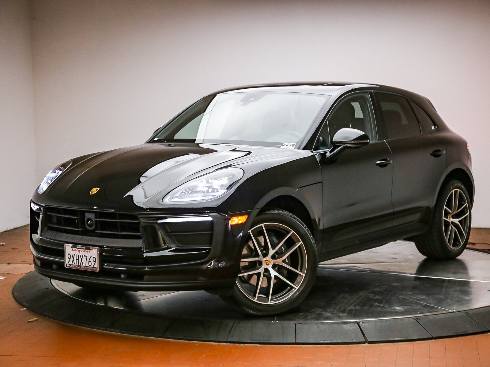 Certified 2026 Porsche Macan AWD/4WD image 1