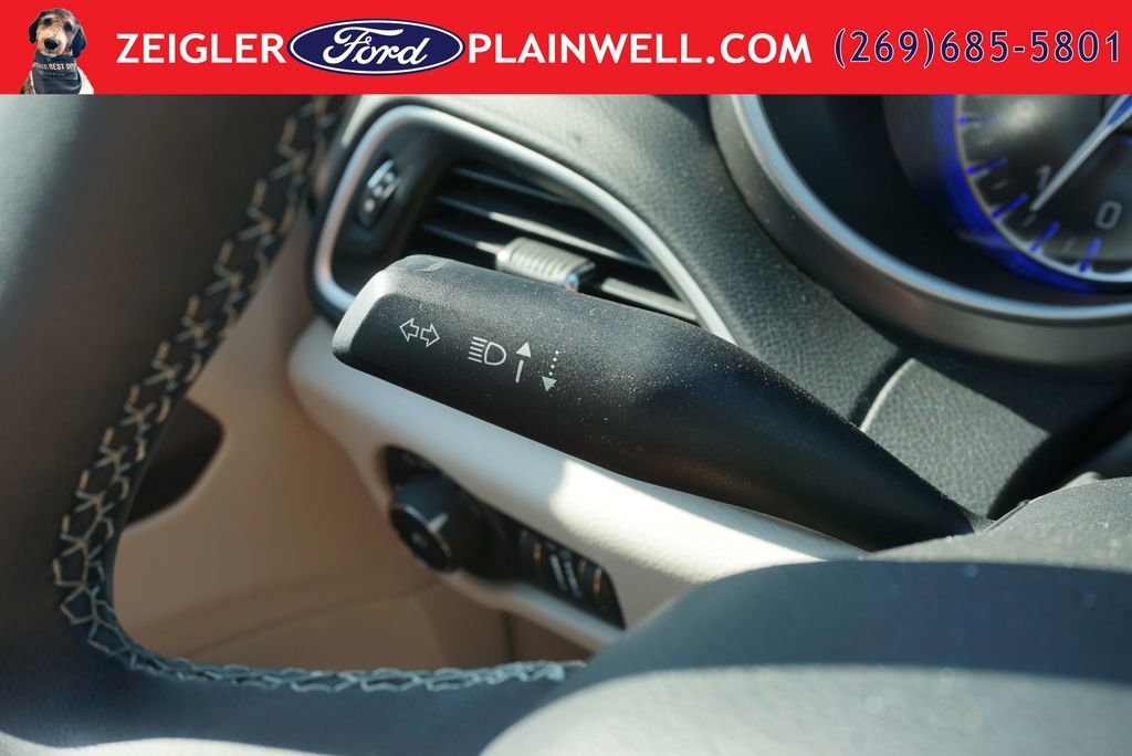 Used 2024 Chrysler Pacifica Touring-L FWD image 28