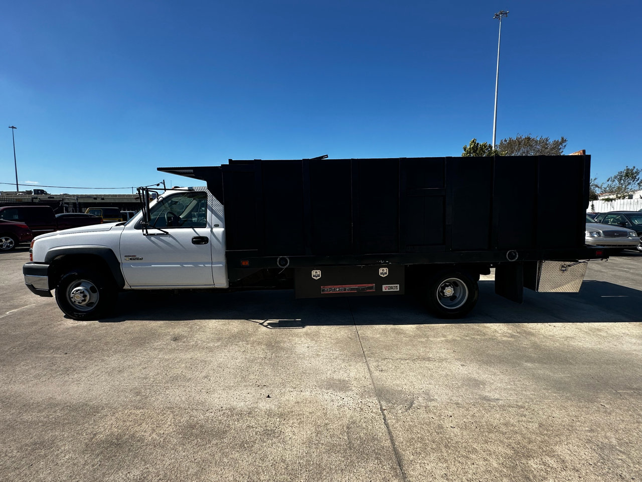 Used 2004 Chevrolet Silverado 3500 2WD Regular Cab w/ Heavy-Duty Power Package image 2